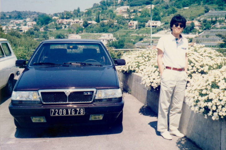 サント・ビクトワール山前で、レンタカーの「ランチア・テーマ」と一緒に。フランス人の運転のウマさに驚愕！