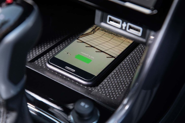 最新のSUVらしく、スマートフォンとの連携にも配慮。最大4つのUSBポートに加えてワイヤレス充電機能も利用できる。