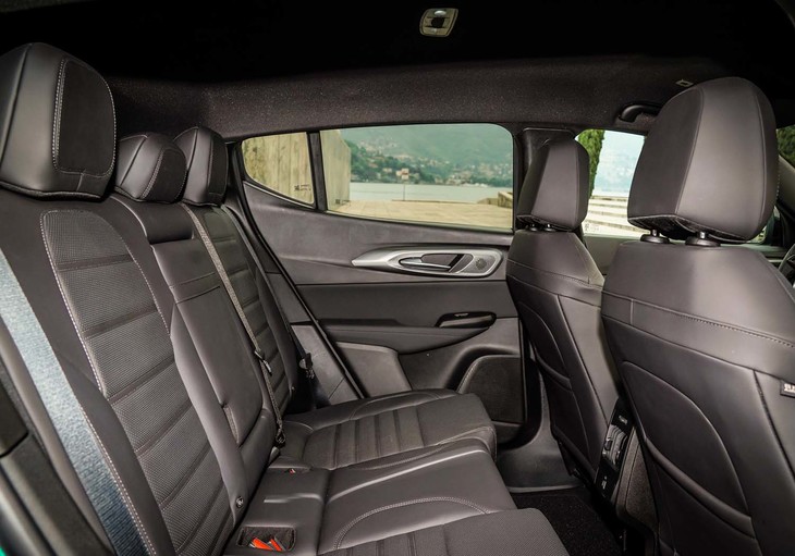 リアシートは座面も背もたれもフラットなつくりだが、エアアウトレットはきちんと備わっている。