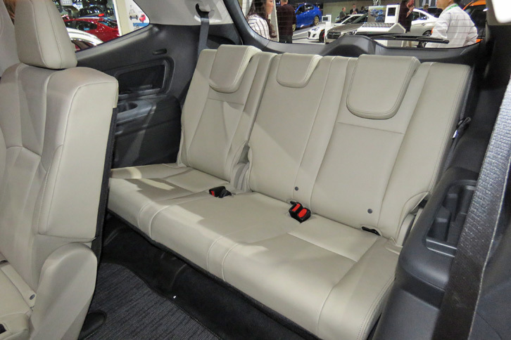 スバル・アセント（3列目シート）