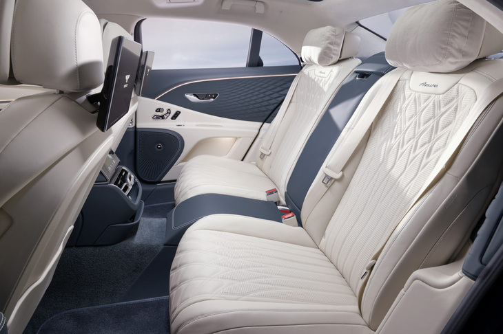 「フライングスパー アズール」の後席。「3Dハーモニーダイヤモンドキルティング」を施したレザーシートや、アズール専用刺しゅう、「クラウンカット・ウォールナット」のオープンポアウッドトリムなどを用いて細部にまで上質さを追求している。