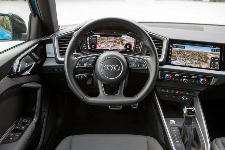 インテリアはセンタークラスターを運転席側に向けた、ドライバーオリエンテッドなものだ。