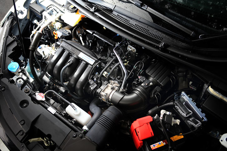 1.5リッターのガソリンエンジンと電動モーターが組み合わされたハイブリッドモデルのパワープラント。「グレイス」では、コンパクトカーでは珍しいハイブリッド4WDも選択可能となっている。