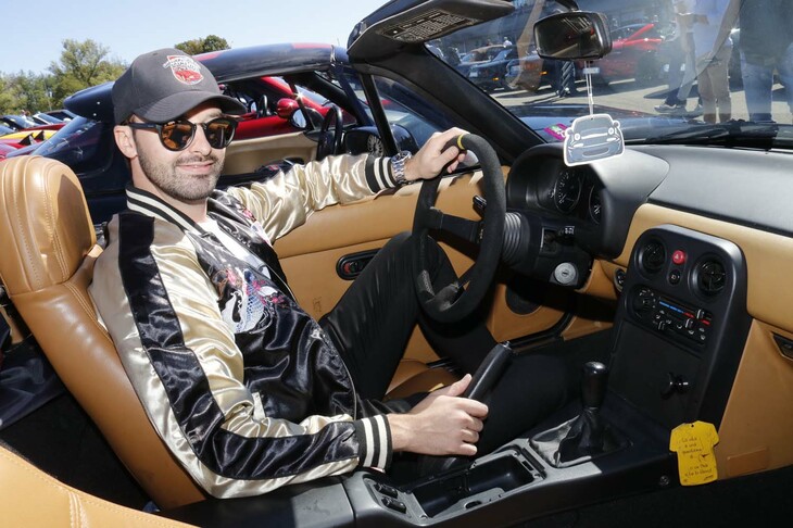 イタリアでも活躍するスイス人オーケストラ指揮者フェデリコ・フリーゴ氏。国籍や職業、そして世代は違えど、今日ばかりは全員が「MX-5」の信奉者という共通項でつながっている。