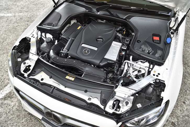 「E300」に搭載される2リッターユニットは245psと370Nmを生み出す。同じ2リッターでセダンに設定される「E250」より34psと20Nm強力な設定。