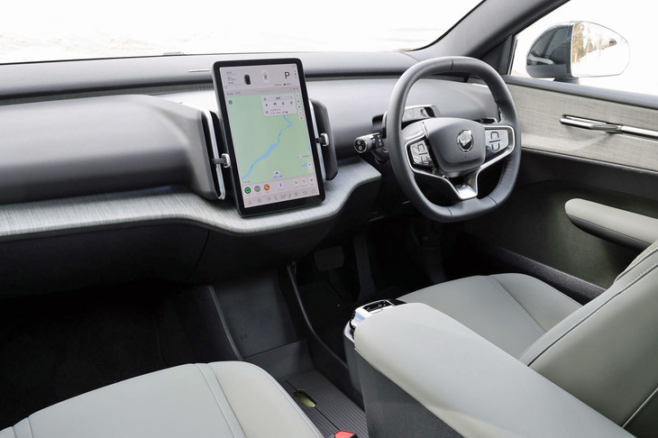 「EX30」に準じた「EX30クロスカントリー」のインストゥルメントパネル。センターに陣取る12.3インチの大型ディスプレイや、ダッシュボード上部に置かれたサウンドバータイプのharman/kardonプレミアムサウンド・オーディオシステムが個性と先進性を演出している。