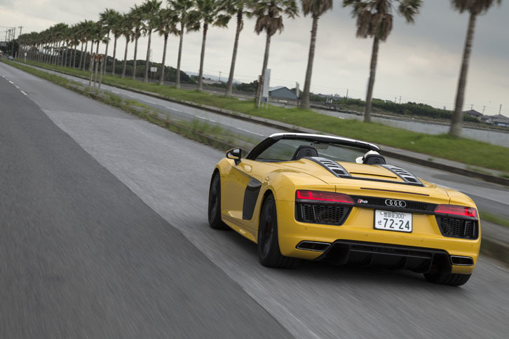 「R8スパイダーV10 5.2 FSIクワトロ」の0-100km/h加速タイムは、オープンの状態で3.6秒。最高速度（オープン時）は318km/hと公表される。