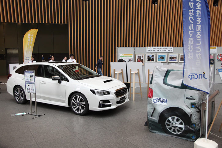 2014年度「JNCAPファイブスター賞」の表彰式の会場において、予防安全装備について紹介するコーナーに展示された「スバル・レヴォーグ」。