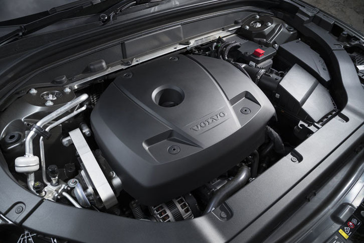 「T5」モデルに搭載される2リッター直4ターボエンジン。高回転域の優れたレスポンスと伸びやかなドライビングフィールもセリングポイントだ。