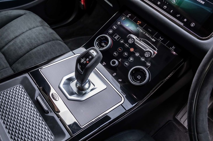 「テレインレスポンス2」のモード切り替えやエアコンの調整、各種車両設定ができる10インチのタッチパネルをセンターコンソールに配置している。