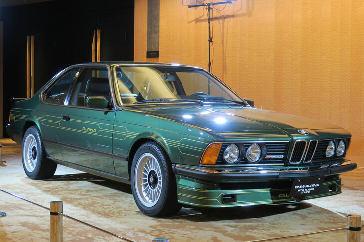 1960年代にチューナーとしてスタートを切ったBMWアルピナ。1970年代にはツーリングカーレースで活躍したが、1977年に撤退し、ロードカーの開発に専念すると発表。1978年に3モデルを同時に発表し、完成車メーカーとしての事業を開始した。写真は草創期の一台である「BMWアルピナB7 Sターボ クーペ」（1982年）。