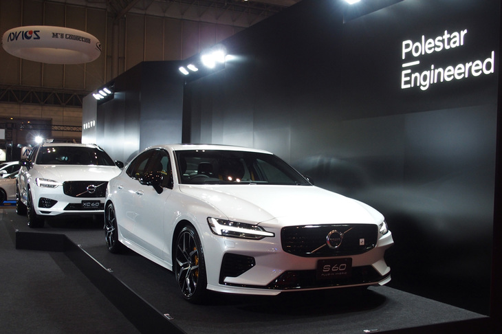 ボルボブースに展示された「S60 T8ポールスターエンジニアード」（手前）と「XC60 T8 ポールスターエンジニアード」（奥）。ともにカスタマイズが施されている。