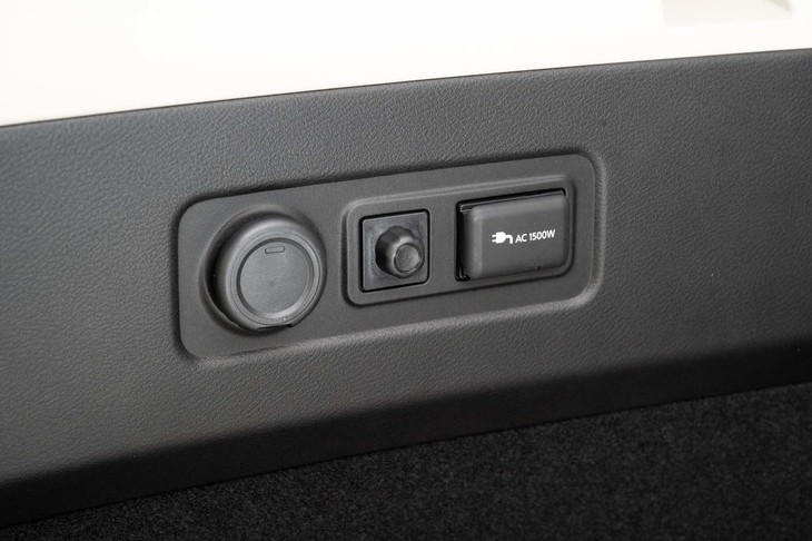 荷室の左側面にはAC100V・1500Wのコンセントを搭載。アース付きなので電子レンジなども使える。