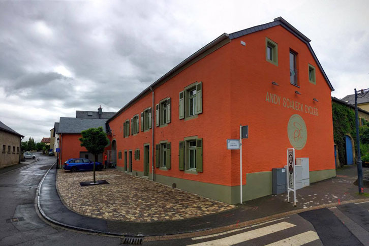 2010年のツール・ド・フランスを制したアンディ・シュレクの自転車ショップ「アンディ・シュレク・サイクルズ」。Andy Schleck Cycles / 2, rue des prés – L-5972 ITZIG / Tel: +352 27 48 12 1 （写真＝サッシャ）