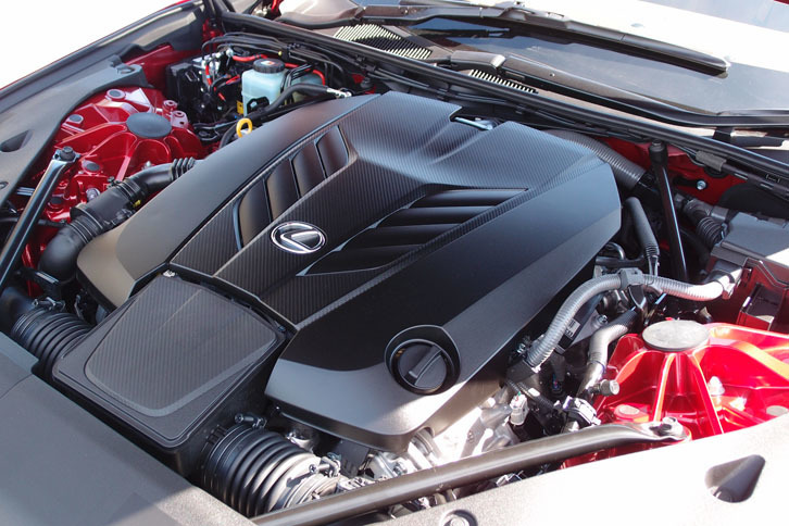 「LC500」に搭載される5リッターV8エンジン。新開発の10段ATが組み合わされる。