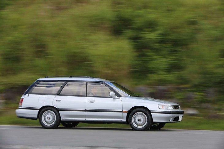 初代「レガシィ」シリーズは、1998年にセダンとツーリングワゴンが同時発表されたが、ツーリングワゴンの人気が一気に過熱。デビュー初年度にしてすでに、ツーリングワゴンがセダンの生産台数を上回ったという。1990年代に起きたRV（レクリエーショナルヴィークル）ブームの立役者にもなった。