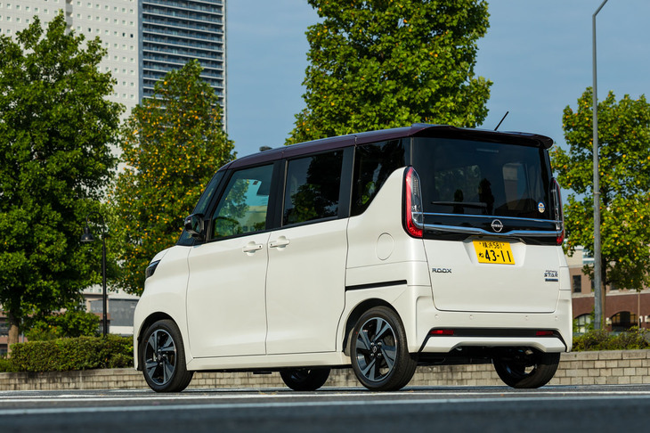 ボディーカラーには新色「カンジュクカシス」を追加設定。今回の試乗車はそれをルーフに使った「ホワイトパール×カンジュクカシス」。