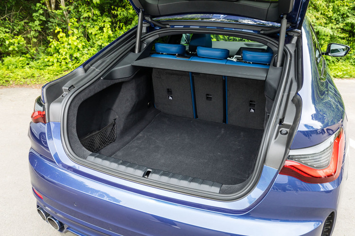 荷室の容量は470～1290リッター。ハッチゲートの支点は後席の真上にある。