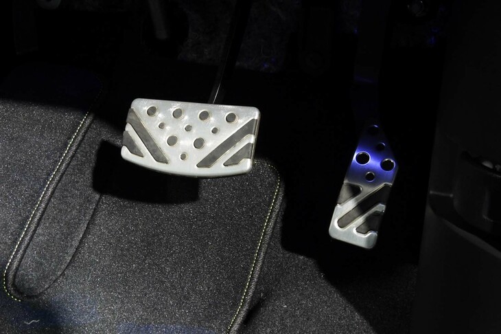 三菱デリカD：5 CHAMONIX SNOW GEAR（アクセル／ブレーキペダル）