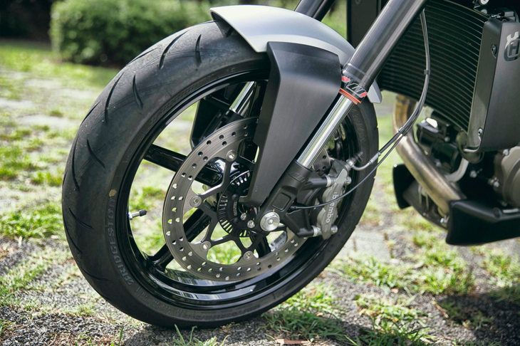 サスペンションは前がφ43mmの倒立フォークで、後ろがリンク式モノショック。ともにWP製で、135mmのストロークが確保されている。