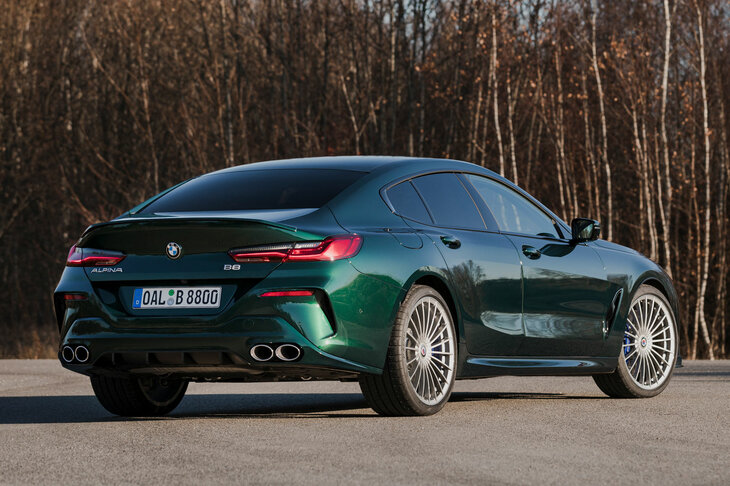 「BMWアルピナB8グランクーペ」のお値段は、「BMW 8シリーズ グランクーペ」が1247万～1744万円、「M8グランクーペ」が2231万～2437万円だったのに対し、2557万～2602万円だった。