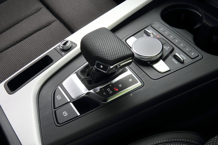 上面が平らになった、7段ATのシフトレバー。その奥には、インフォテインメントシステムの操作スイッチがレイアウトされる。 