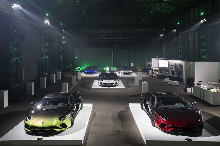 メイン会場に展示された「アヴェンタドールSロードスター50th Anniversary Japan」。日本市場向けに特別にデザインされた5台の限定生産モデルで、それぞれのデザインは「水・地・火・風・空」を表現しているという。