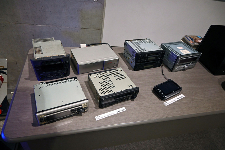取材会の会場に展示された、往年の車載機器。これらの多くは開発チームのスタッフの私物である。