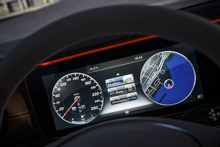 液晶パネルに映し出されるメインメーターは3つのテーマ（クラシック、スポーツ、プログレッシブ）から選ぶことができる。写真はクラシック。