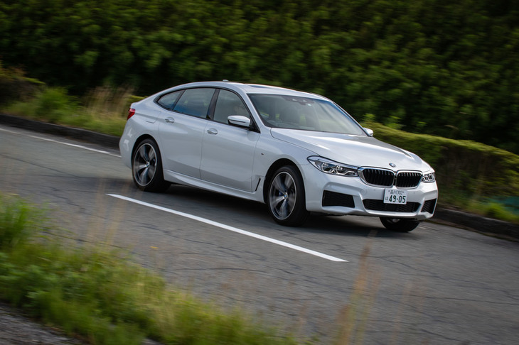 フロント軸重1000kg、リア軸重1010kgと、前後重量配分（ほぼ）50：50を実現している。