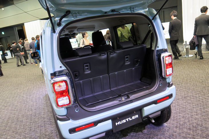 荷室については、リアシートのシートバックと床面に防汚加工を採用。リアシートは後方からもスライドや格納の操作が可能で、また床下には樹脂製の収納ボックスが設けられている。