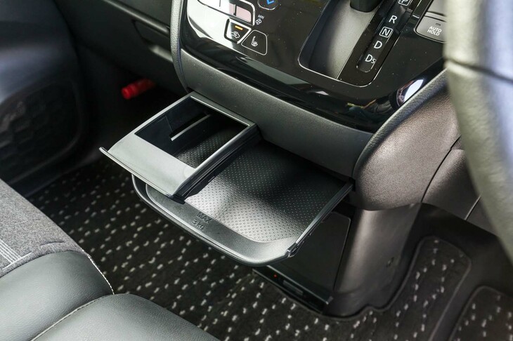 シフトセレクター下部に備わるカップホルダーとトレイ。カップホルダーを引き出すと必ずトレイも付いてくるが、トレイのみを単独で引き出せるところはよくできている。