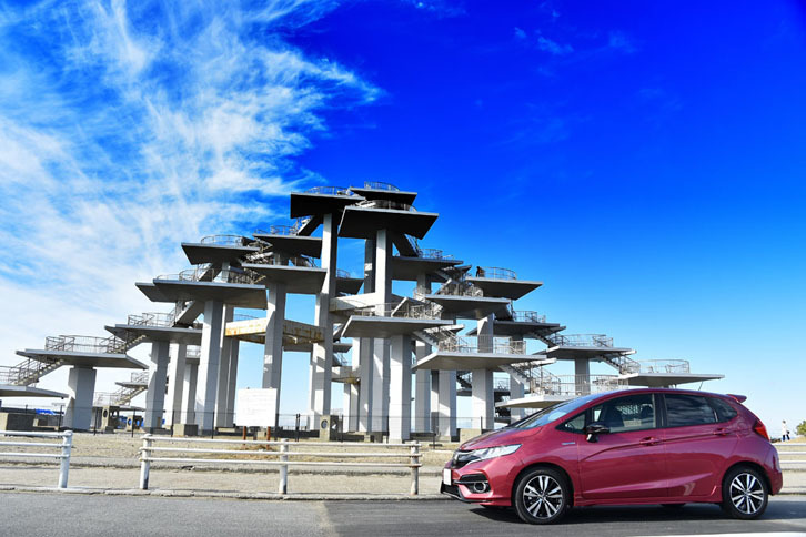 青空に映える、富津の明治百年記念展望塔。今回のように天気に恵まれれば、広く東京湾が見渡せる。