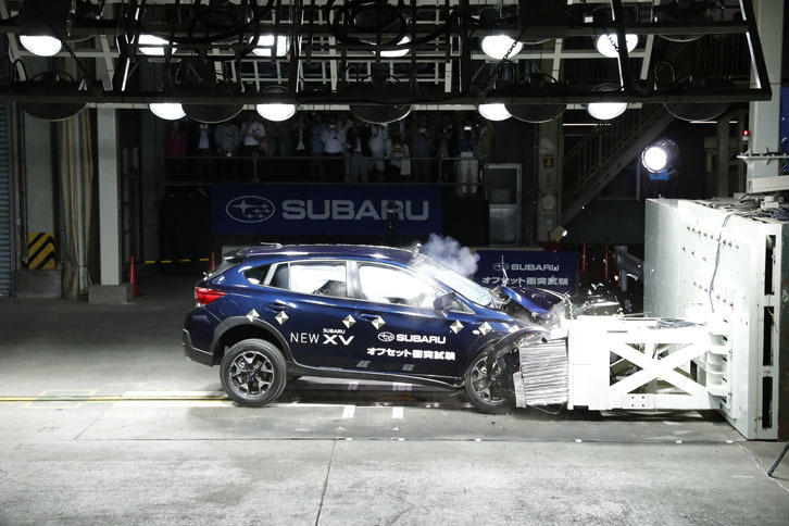 車速65km/hでのオフセット衝突試験の様子。Aピラーよりも前は、完全につぶれてしまったように見える。