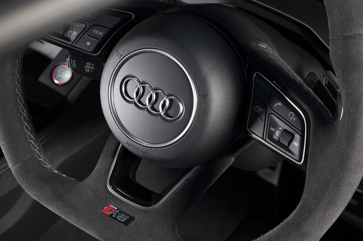 「RS」のロゴがあしらわれた「フラットボトムステアリングアルカンターラ」は、オプションの「RSデザインパッケージ（グレー）」に含まれるアイテム。