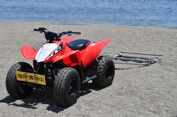 子供用ビーチクリーナーはけん引車として小型オールテレーンビークル「TRX90」を採用している。