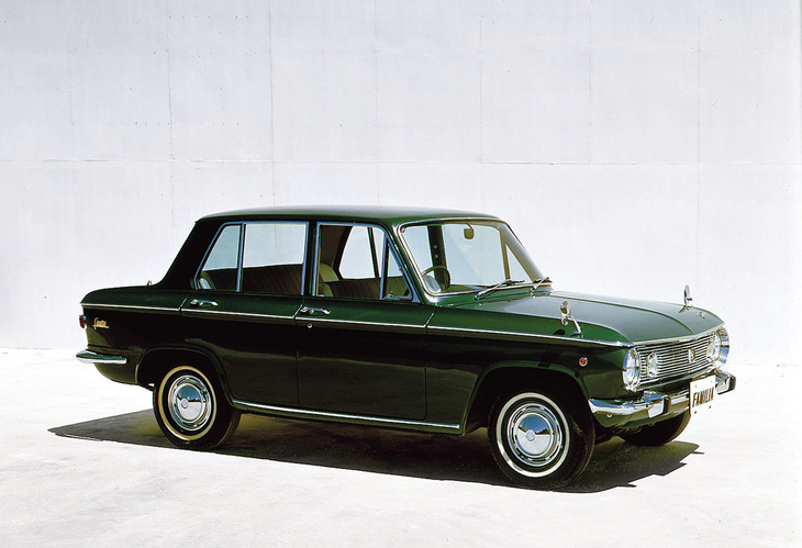 初代「マツダ・ファミリア」。1963年にまず4ナンバーの商用バンがデビューし、翌1964年にそれを5ナンバー化したワゴン、次いでこの4ドアセダン、そして2ドアセダンの順に登場した。総アルミ製の直4 OHVクロスフローの800ccエンジンを搭載する。