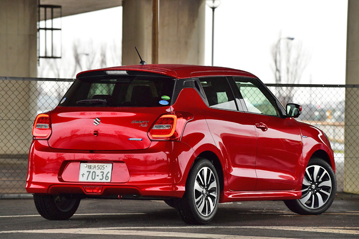 「スズキ・スイフト ハイブリッドRS」のボディーカラーは全5色。写真は新色のバーニングレッドメタリック。
	 