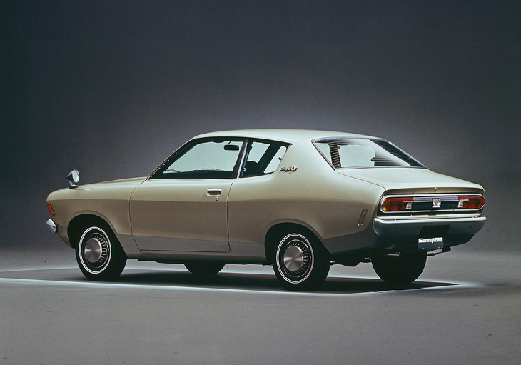 「サニー」の2ドアセダン。今では絶滅して久しいボディー形式だが、その存在を知らない世代にはクーペに見えるかもしれない。ちなみに国内向けでは、サニーの2ドアセダンは4代目B310型まで用意されていた。