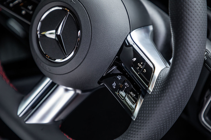 39万2000円の有償オプションとなる「AMGラインパッケージ」選択時には、リムに静電容量式センサーが組み込まれた3本ツインスポークデザインの本革巻きステアリングホイール（写真）が備わる。