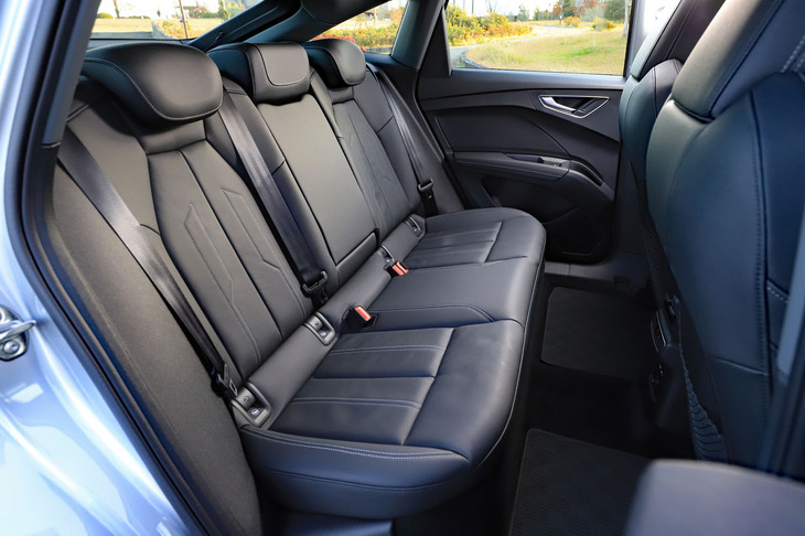 後ろに行くにつれてルーフラインが下がる「スポーツバック」では、後席の頭まわりは標準車より圧迫感がある。一方で、ホイールベースの長いEVだけに足もとスペースは広々。ドライブシャフトが通らないので、床面もフラットだ。