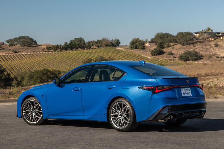 リアエンドのバンパーロアガーニッシュと4連エキゾーストマフラーも、「IS500“Fスポーツ パフォーマンス”」の高性能を予感させる。