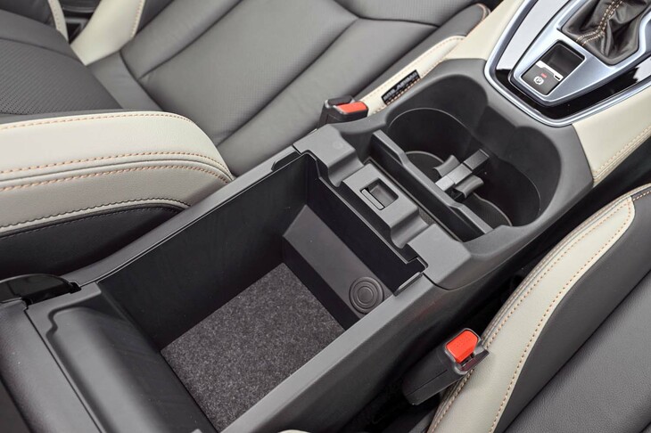 スバル・レヴォーグ レイバック リミテッドEX（ドリンクホルダー＆アームレスト収納）