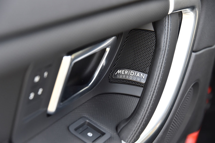 MERIDIANのサウンドシステムは、モデルによりオプションまたは標準で装備される。写真奥は、助手席ドアパネル部のスピーカー。