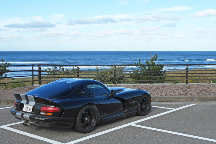 のと里山海道・高松サービスエリアにて、深秋の日本海と「ダッジ・バイパー」。