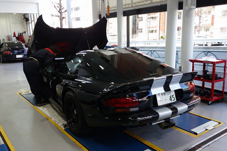 車検証や当時のスペックシートなど、参考にする資料によって多少値が異なるのだが、この代の「バイパーGTSクーペ」の車重は基本的に1.5トンの後半である。以前、Facebookにて「このエンジンでこの車重は軽い。むしろ、最近のクルマがいかに重くなったかに驚かされる」という趣旨の感想をいただいたこともあるし、やはり“アメ車＝重い”というのは、偏見だと思うのだけど……。