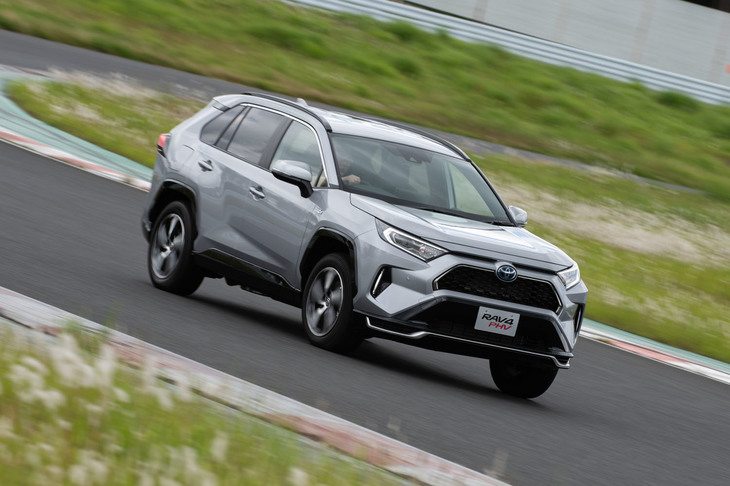 床下へのバッテリーの搭載は低重心化に寄与。リアモーターを積極的に駆動する制御により、コーナリング時にはスムーズに回頭する。