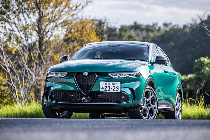 2023年8月26日に発売された、アルファ・ロメオ初のプラグインハイブリッド車「トナーレ プラグインハイブリッド」。導入ラインナップはエントリーグレード「Q4 Ti」と上級グレード「Q4ヴェローチェ」の2種類で、いずれも4WDが採用される。今回は後者に試乗した。