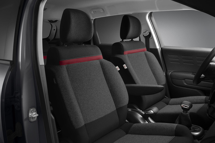 ざっくりとしたツイード調のシート表皮に、外装と同様にディープレッドのアクセントが入る。