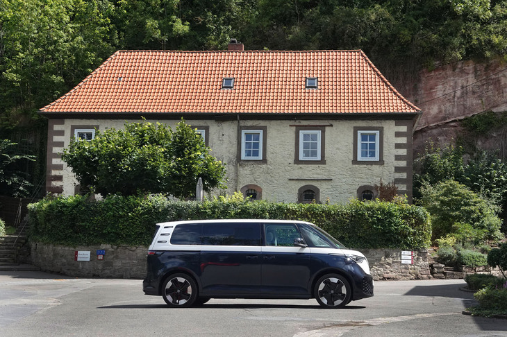 「ID. Buzzプロ ロングホイールベース」のボディーサイズは、全長×全幅×全高＝4962×1985×1927mm、ホイールベースは3239mm。標準仕様車に対して全長とホイールベースがいずれも250mm長い設定となる。